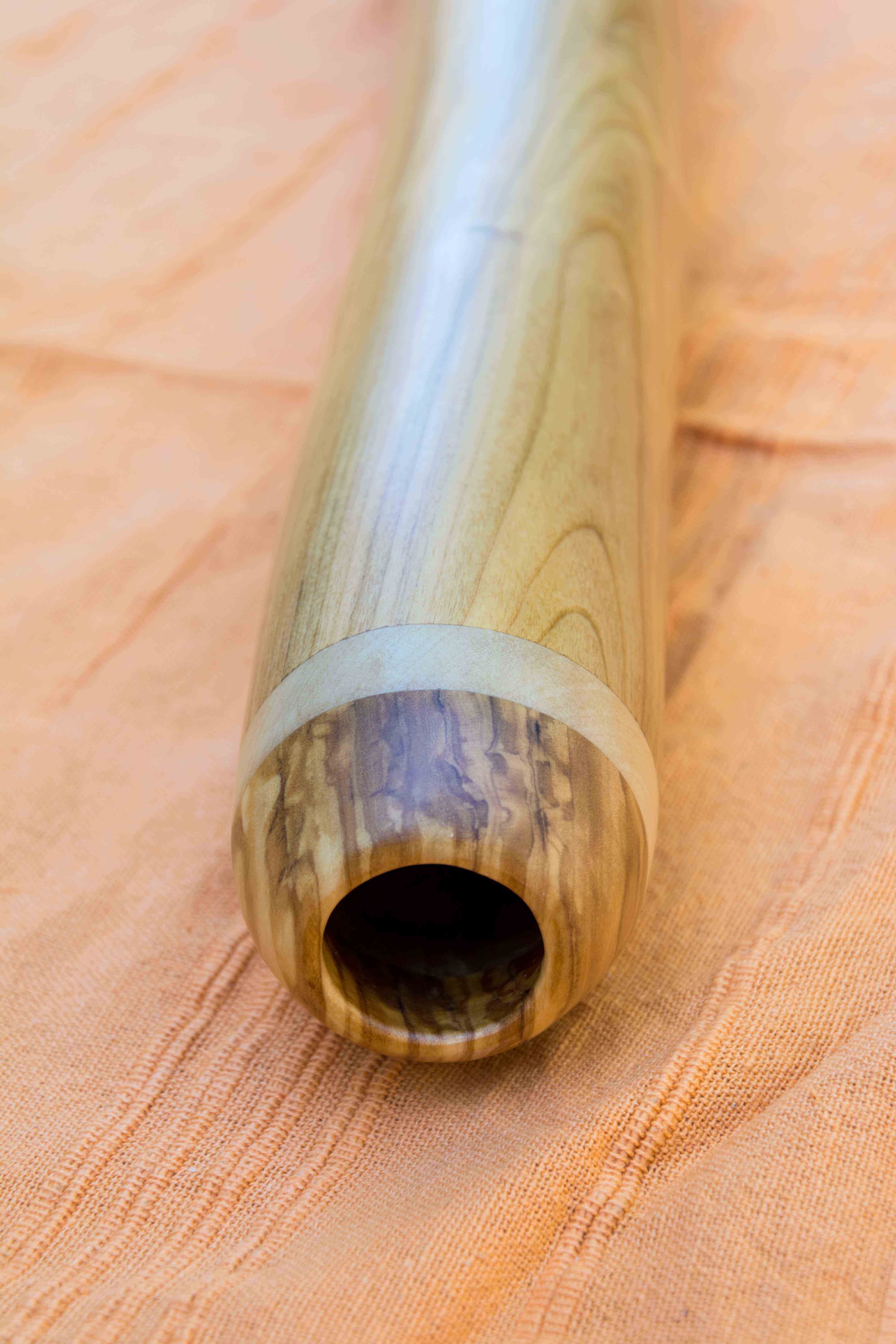 Embouchure en olivier et érable d'un didgeridoo classique en merisier 
